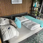 Ferienhaus Tiny-house Mit Alpen- Stadt- Und Poolblick , Wlan *